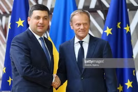 Thủ tướng nước này Volodymyr Groysman và Chủ tịch Hội đồng châu Âu Donald Tusk. (Nguồn: getty images)