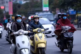 Người dân Hà Nội chuẩn bị sẵn áo ấm để chống rét, phố Tân Mai, Hà Nội. (Ảnh: Danh Lam/TXVN)