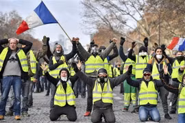 Người biểu tình "Áo vàng" phản đối chi phí sinh hoạt đắt đỏ tại Paris, Pháp ngày 8/12 vừa qua. (Ảnh: THX/TTXVN)