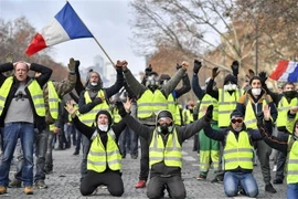Người biểu tình "Áo vàng" phản đối chi phí sinh hoạt đắt đỏ tại Paris, Pháp ngày 8/12 vừa qua. (Ảnh: THX/TTXVN)