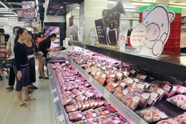 Thịt gia súc, gia cầm được kinh doanh với nhiều trọng lượng đa dạng. (Ảnh: Mỹ Phương/TTXVN)