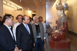 Thủ tướng Nguyễn Xuân Phúc xem các hiện vật trưng bày tại Bảo tàng Mỹ thuật Việt Nam. (Ảnh: Thống Nhất/TTXVN)