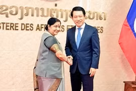 Bộ trưởng Ngoại giao Lào Saleumxay Kommasith và người đồng cấp Ấn Độ Sushma Swaraj. (Nguồn: ndtv)