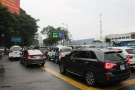 Điểm giao cắt đường Trần Quốc Hoàn và Phan Thúc Duyện thường xuyên có lưu lượng xe rất đông. (Ảnh: Tiến Lực/TTXVN)
