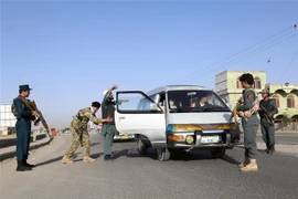 Lực lượng an ninh Afghanistan làm nhiệm vụ tại một trạm kiểm soát ở tỉnh Ghazni. (Ảnh: THX/TTXVN)