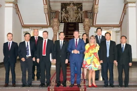 Ông Lê Thanh Liêm và ông Michael Gunner cùng đoàn đại biểu chụp ảnh lưu niệm. (Ảnh: Xuân Khu/TTXVN)