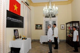 Trưởng Ban Đối ngoại, Bí thư Trung ương Đảng Cộng sản Cuba José Ramón Balaguer viếng nguyên Tổng Bí thư Đỗ Mười. (Ảnh: Lê Hà/TTXVN)