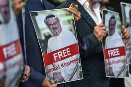 Những người biểu tình bên ngoài lãnh sự quán Saudi ở Istanbul. (Nguồn: theguardian)