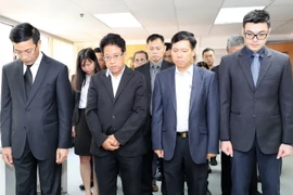 Tổng Lãnh sự Trần Thanh Huân viết sổ tang. (Ảnh: Xuân Tuấn-Hoài Nam/Vietnam+) 