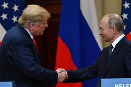 Tổng thống Mỹ Donald Trump (trái) trong cuộc họp báo chung với Tổng thống Nga Vladimir Putin. (Ảnh: AFP/TTXVN)