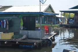 Nhà nổi của gia đình người gốc Việt tại huyện Boribo. (Ảnh: TTXVN)