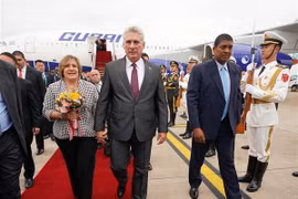 Chủ tịch Cuba Miguel Diaz-Canel (giữa) tới sân bay Thượng Hải của Trung Quốc. (Ảnh: THX/TTXVN) 