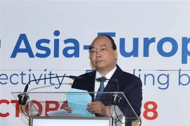 Thủ tướng Nguyễn Xuân Phúc phát biểu tại Phiên toàn thể thứ nhất với chủ đề: “Cùng vun đắp tương lai: Thúc đẩy tăng trưởng bao trùm và kết nối bền vững.” (Ảnh: Thống Nhất/TTXVN)