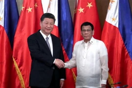 Tổng thống Philippines Rodrigo Duterte (phải) và Chủ tịch Trung Quốc Tập Cận Bình. (Ảnh: THX/TTXVN)