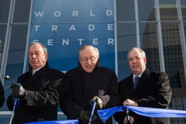 (Từ trái sang phải): Thị trưởng thành phố New York Michael Bloomberg và các quan chức đại diện cho các tập đoàn xây dựng cắt băng khánh thành tòa nhà đầu tiên của Trung tâm thương mại. (Nguồn: AFP/TTXVN)