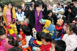 Phó Chủ tịch Quốc hội Nguyễn Thị Kim Ngân đến dự và tặng sữa cho các em học sinh. (Ảnh: Anh Tuấn/TTXVN)