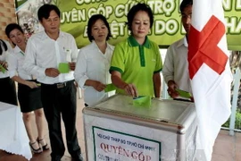 Người dân Thành phố Hồ Chí Minh quyên góp ủng hộ nạn nhân bão Haiyan tại Philippines. Ảnh minh họa. (Nguồn: TTXVN)