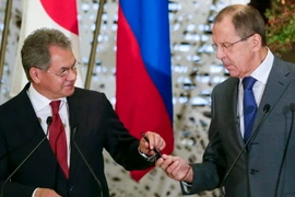 Bộ trưởng Ngoại giao Nga Sergei Lavrov cùng Bộ trưởng Quốc phòng Sergei Shoigu (trái). (Nguồn: Reuters)