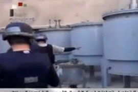 Các thanh sát viên vũ khí của Liên Hợp Quốc kiểm tra một kho vũ khí hóa học của Syria. (Nguồn: AFP/TTXVN)