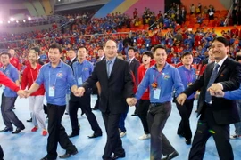 Chủ tịch Mặt trận Tổ quốc Việt Nam Nguyễn Thiện Nhân và Bí thư thứ nhất Đoàn Thanh niên cộng sản Hồ Chí Minh Nguyễn Đắc Vinh giao lưu với các đại biểu thanh niên hai nước. (Ảnh: Dương Giang/TTXVN)