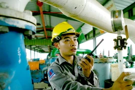 Công nhân Xí nghiệp Tổng kho Xăng dầu Nhà Bè vận hành thiết bị cung cấp xăng dầu. (Ảnh: Huy Hùng/TTXVN)