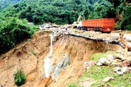 Một đoạn đường trên đèo An Khê bị sạt lở nghiêm trọng. (Ảnh: Quang Thái/TTXVN)