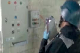 Một thanh sát viên của OPCW kiểm tra một kho vũ khí hóa học của Syria. (Nguồn: AFP)