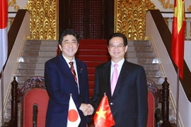Thủ tướng Nguyễn Tấn Dũng và Thủ tướng Nhật Bản Shinzo Abe tại cuộc gặp gỡ báo chí sau khi kết thúc hội đàm ở Hà Nội, tháng 1/2013. (Ảnh: Đức Tám/TTXVN)