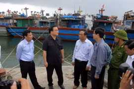 Phó Thủ tướng Hoàng Trung Hải và đoàn công tác Trung ương thị sát, chỉ đạo chuẩn bị ứng phó bão ngay tại khu neo đậu tàu thuyền Phú Hải, Thừa Thiên-Huế. (Ảnh: Quốc Việt/Vietnam+)