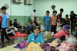 Người dân trú bão tại Trung Tâm Văn hoá Khu kinh tế Dung Quất, Quảng Ngãi. (Ảnh: Thanh Long/TTXVN)