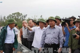 Phó Thủ tướng Nguyễn Xuân Phúc đến kiểm tra tình hình phòng, chống bão tại huyện Duy Xuyên, Quảng Nam. (Ảnh: Trần Lê Lâm/TTXVN)
