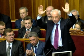 Thủ tướng Ukraine Mykola Azarov (phải) phát biểu tại phiên họp Quốc hội ngày 3/12. (Nguồn: AFP/TTXVN)