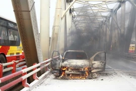 Videoclip cháy xe ôtô trên cầu Chương Dương chiều 9/12 