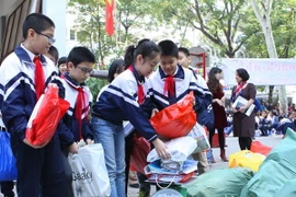 Học sinh trường tiểu học Tây Sơn tham gia thu giấy vụn làm kế hoạch nhỏ. (Ảnh: Dương Giang/TTXVN)