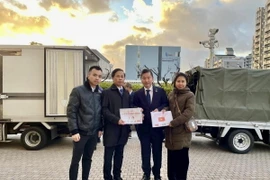 Đại diện đoàn công tác trao hàng cứu trợ cho chính quyền thành phố Higashiosaka. (Ảnh: Xuân Giao/TTXVN)