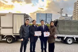 Đại diện đoàn công tác trao hàng cứu trợ cho chính quyền thành phố Higashiosaka. (Ảnh: Xuân Giao/TTXVN)