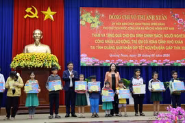 Phó Chủ tịch nước Võ Thị Ánh Xuân tặng quà gia đình chính sách tỉnh Quảng Nam. (Ảnh: Trần Tĩnh/TTXVN)