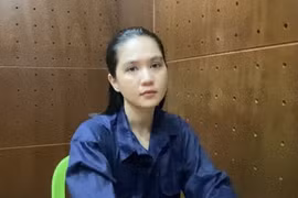 Ngọc Trinh tại cơ quan công an. (Ảnh: Công an cung cấp)