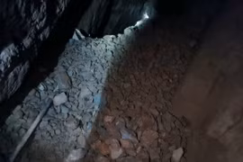 Lực lượng chức năng phát hiện 1 tấn quặng vàng tại hầm khai thác vàng sâu trong lòng đất tại bản Phiêng Chạng, xã Noong Hẻo, Sìn Hồ. (Ảnh: TTXVN phát)