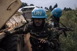 Binh sỹ thuộc Phái bộ Gìn giữ hòa bình Liên hợp quốc (MONUSCO) tuần tra tại Dhedja, Cộng hòa Dân chủ Congo. (Ảnh: AFP/TTXVN)