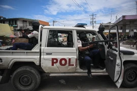 Cảnh sát tuần tra trên đường phố Port-au-Prince, Haiti. (Ảnh: AFP/TTXVN)