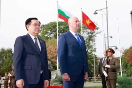 Chủ tịch Quốc hội Bulgaria Rosen Zhelyazkov chủ trì lễ đón trọng thể Chủ tịch Quốc hội Vương Đình Huệ thăm chính thức Bulgaria. (Ảnh: Doãn Tấn/TTXVN)