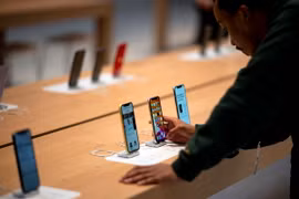 Khách hàng trải nghiệm các sản phẩm của Apple. (Ảnh: AFP/TTXVN) 