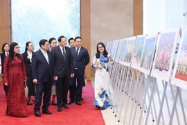 Thủ tướng Việt Nam và Lào tham quan trưng bày ảnh của TTXVN về quan hệ hai nước