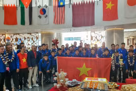 Thầy trò Huấn luyện viên Philippe Troussier được đón tiếp tại Qatar. (Nguồn: VFF)