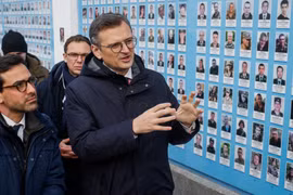 Ngoại trưởng Ukraine Dmytro Kuleba (phải) và Ngoại trưởng Pháp Stephane Sejourne thăm Bức tường tưởng nhớ những người bảo vệ đã hy sinh của Ukraine ở Kiev. (Nguồn: Reuters)