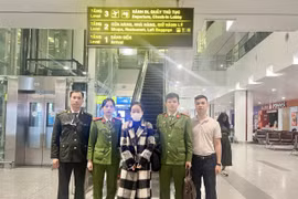 Đối tượng Lê Thị Diễm My bị bắt khi vừa chuẩn bị làm thủ tục về Việt Nam. (Nguồn: Công an Quảng bình)