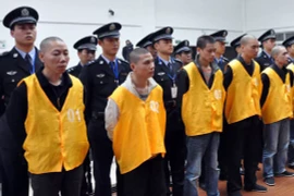 Cảnh sát Trung Quóc bắt giữ một nhóm tội phạm. (Nguồn: Xinhua)