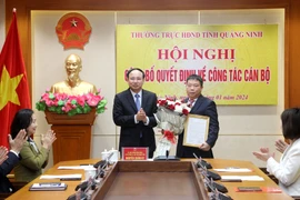 Ông Nguyễn Xuân Ký, Bí thư Tỉnh ủy, Chủ tịch Hội đồng Nhân dân tỉnh, trao quyết định tiếp nhận và bổ nhiệm có thời hạn đối với ông Hoàng Trung Kiên, Trưởng Ban Quản lý Khu kinh tế tỉnh, giữ chức vụ Chánh Văn phòng Đoàn Đại biểu Quốc hội và Hội đồng Nhân dân tỉnh nhiệm kỳ 2021-2026. (Nguồn: Báo Quảng Ninh)
