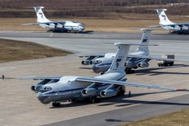 Máy bay IL-76 cất cánh từ sân bay quân sự Chkalovsky ở ngoại ô Moskva, Nga. (Ảnh: AFP/TTXVN) 